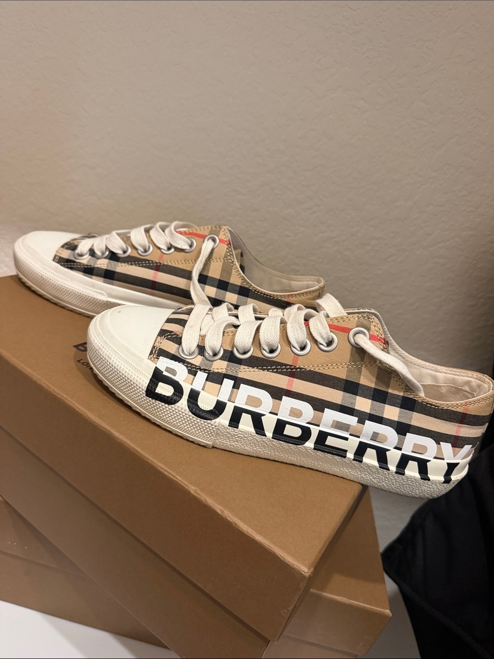 Women Burberry low top sneakers
